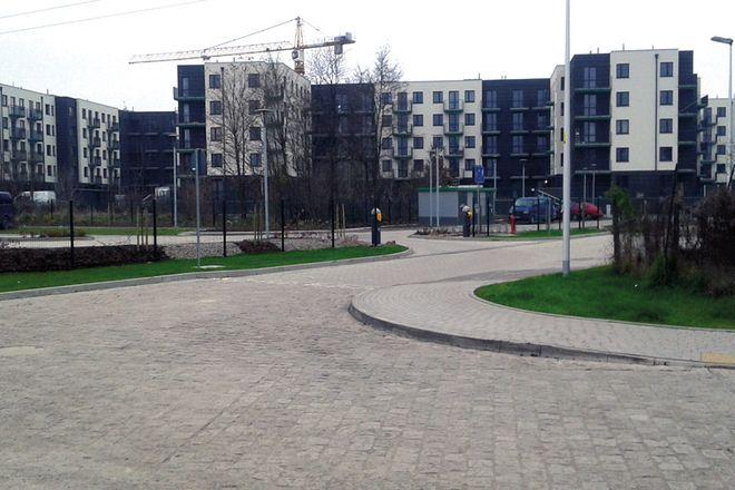 Dwie przebudowane ulice na Krzykach z asfaltową nawierzchnią. Prowadzą do nowego osiedla [ZDJĘCIA]