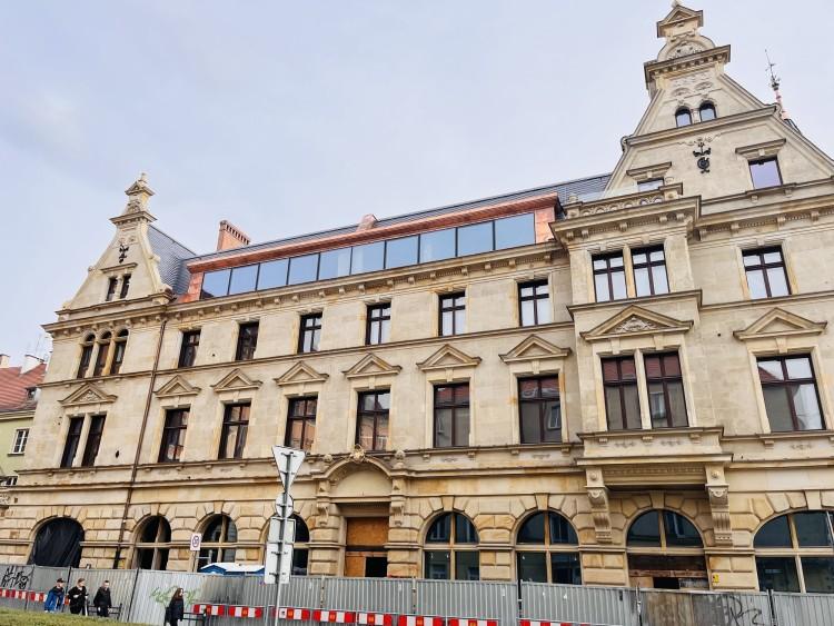 Remontują dawny bank koło Rynku. Czy Was też razi ta nadbudówka?