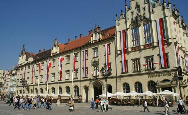 Ratusz już jest biało-czerwony. Wrocławianie, wieszajcie flagi!