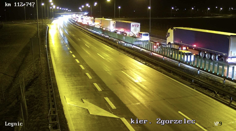 Korek na A4 w stronę granicy. Auto uderzyło w bariery ochronne