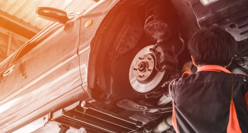 Chciał tylko naprawić auto. Omal nie stracił palca