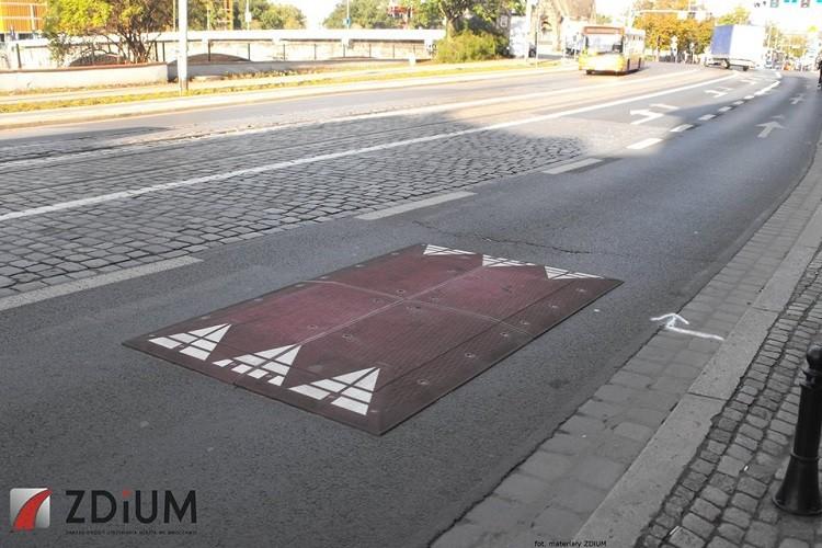 Miasto zainstaluje separatory torowiska, bo kierowcy omijają progi zwalniające