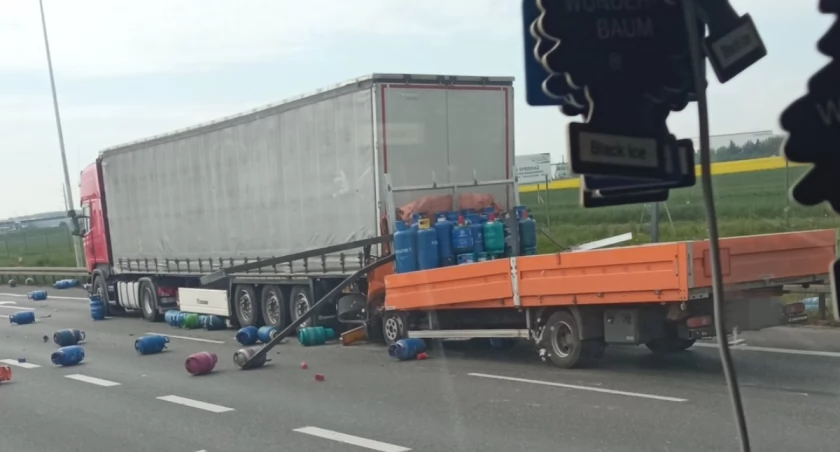 Poważny wypadek na AOW Samochód z butlami gazowymi wbił się w naczepę tira