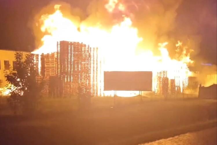 Duży pożar pod Wrocławiem. Straż walczy z ogniem od kilku godzin