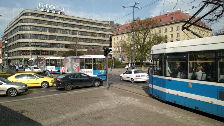 Tramwaj zderzył się z samochodem w centrum miasta [ZDJĘCIA]