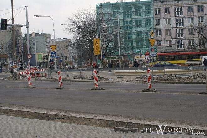 Kolejny poślizg w remoncie placu Orląt Lwowskich. Zmiany w komunikacji będą później