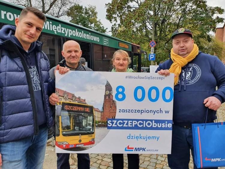 Ponad 8000 osób zaszczepiło się w SZCZEPCIObusie