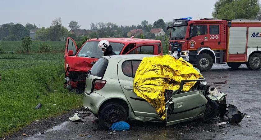 Tragiczny wypadek na Dolnym Śląsku. Nie żyje kobieta, rannych pięcioro dzieci