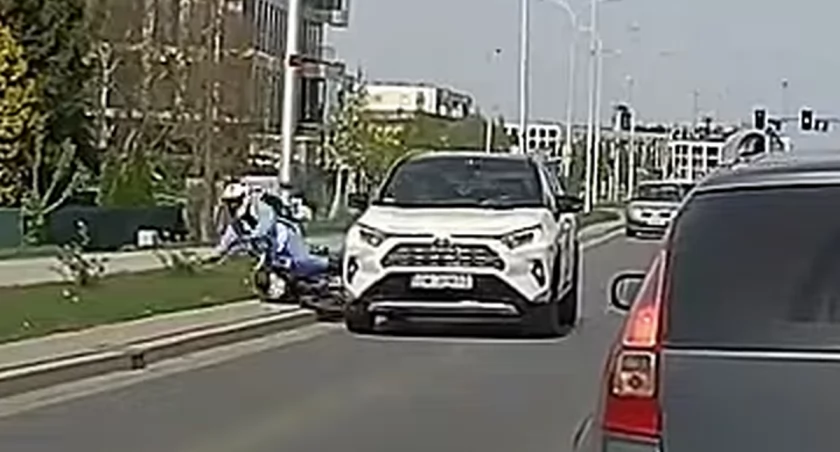 Wrocław: Kierowca toyoty zepchnął motocyklistkę z drogi. 