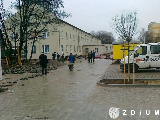 Budują plac miejski na terenie dawnego lotniska. Widać już efekty [FOTO]