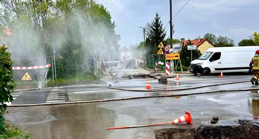 Alarm pod Wrocławiem. Uszkodzony gazociąg, ewakuacja ludzi. W kranach nie ma wody, bo potrzebują jej strażacy