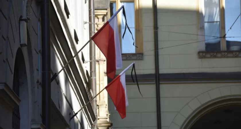 Trwa żałoba narodowa po śmierci papieża Franciszka. We Wrocławiu flagi z kirem