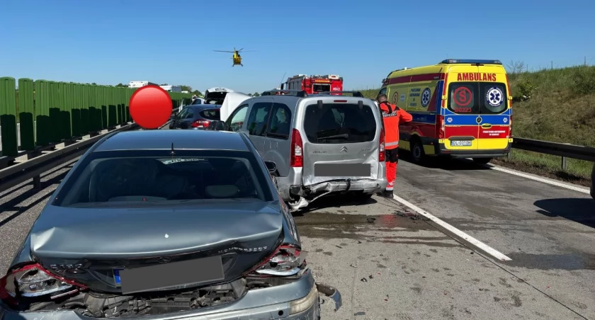 Karambol na A4. Siedem osób rannych, autostrada zablokowana