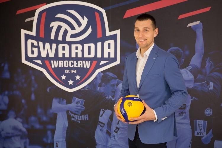 Błażej Szymeczko dalej we Wrocławiu. Środkowy przedłużył umowę z KFC Gwardią