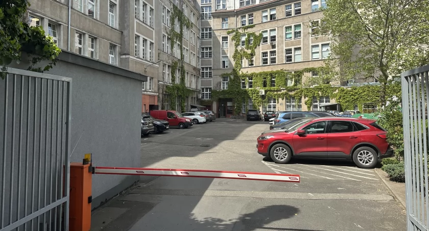 Urzędnicy, którzy utrudniają kierowcom parkowanie, sami mają swój tajny parking!