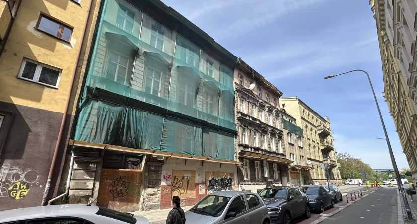 Rudera w centrum Wrocławia zagraża ludziom. Miasto chce się strupa pozbyć