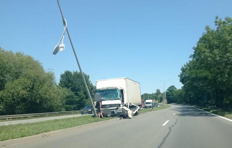 Wypadek na al. Sobieskiego we Wrocławiu. Kierowca staranował latarnię