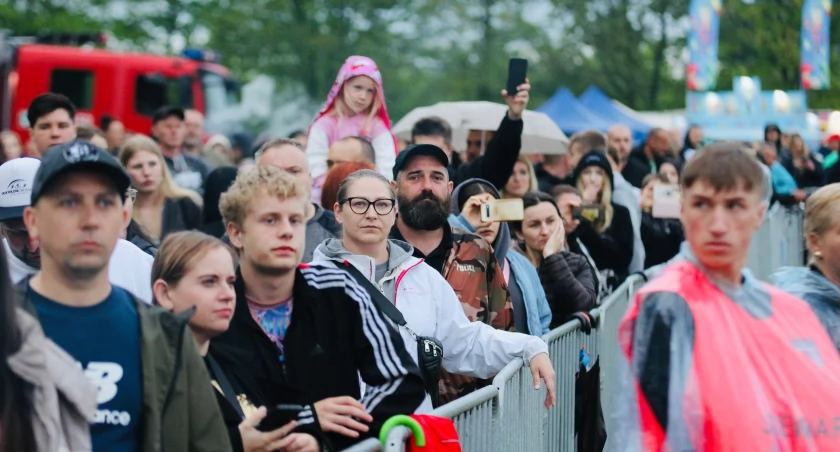 Dni Jelcza-Laskowic 2025 i tłumy na Paktofonice. Deszczowa pogoda nie odstraszyła