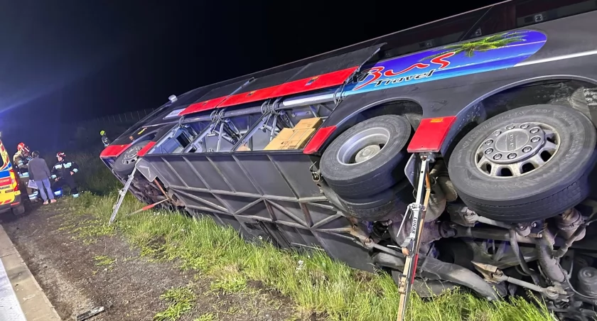  Wypadek autokaru z amerykańskimi żołnierzami. Wielka akcja ratunkowa na A4