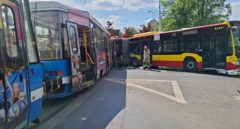Poważny wypadek w centrum Wrocławia. Autobus zderzył się z tramwajem. Trzynaście osób rannych
