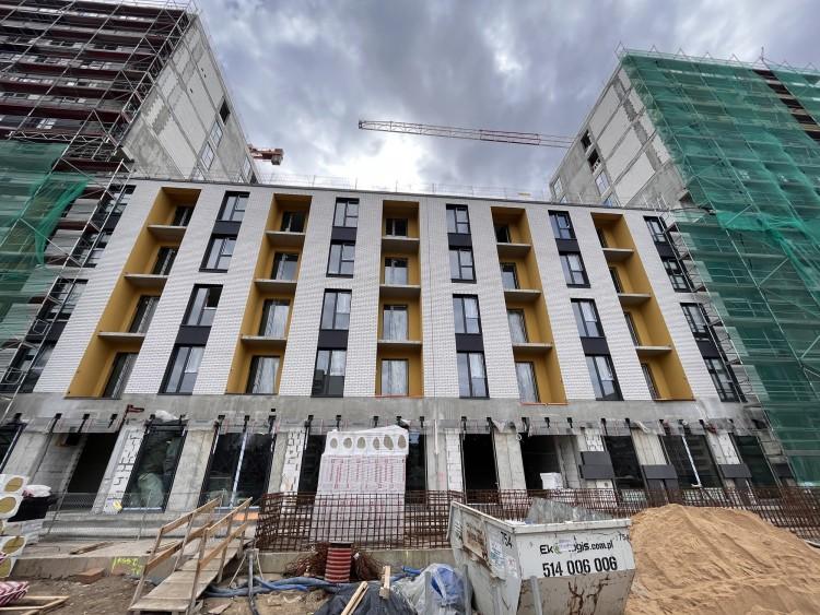 Wrocław: Odsłaniają elewację nowego budynku przy Legnickiej. Tak wygląda [ZDJĘCIA]