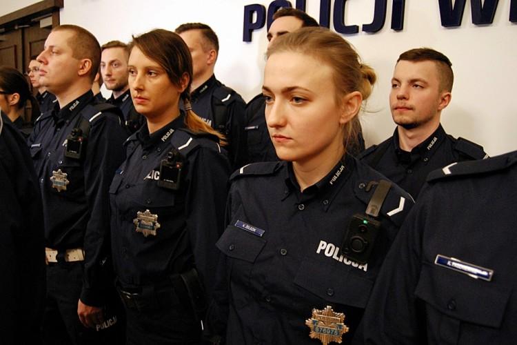 Wrocławscy policjanci już dziś ruszą na patrole z kamerami na mundurach [ZDJĘCIA]