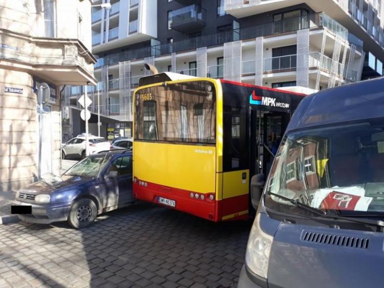 Zakazy nie pomogły. Autobusy nadal mają problem z przejazdem przez Sokolniczą
