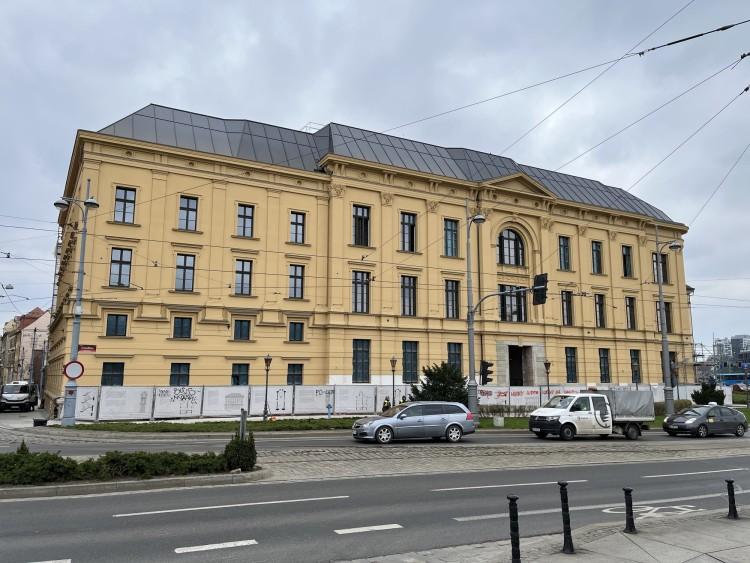 Wrocław: Tak zmieniła się dawna Farmacja. Teraz to biurowiec L