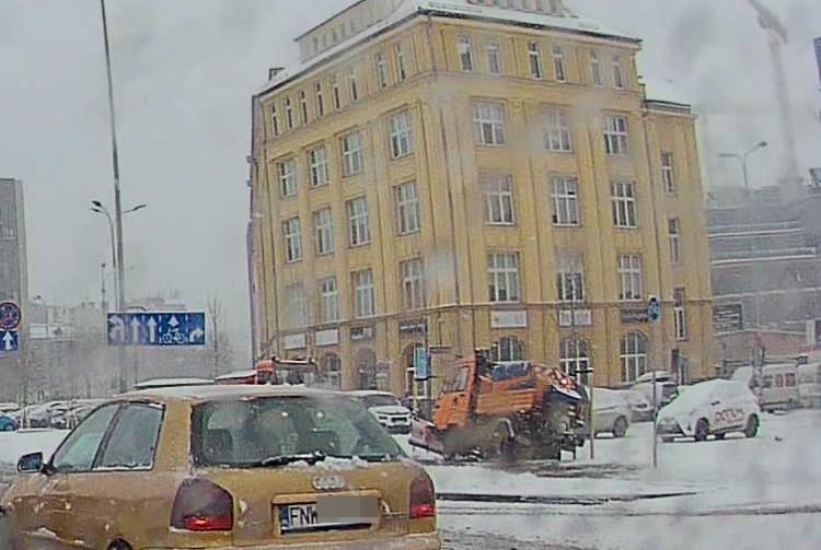 Zima we Wrocławiu. Pług ugrzązł podczas odśnieżania