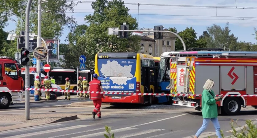 Groźny wypadek tramwaju i autobusu we Wrocławiu. Motorniczy przejechał na czerwonym świetle  