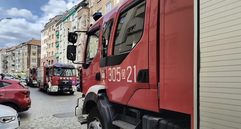 Pożar mieszkania w centrum. Paliła się bateria roweru elektrycznego. Ewakuowano rodzinę z dzieckiem