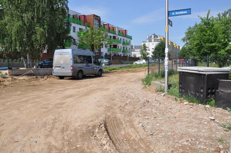 Mieszkańcy korzystają z rozkopanej polnej drogi, bo miasto poszło na rękę deweloperowi