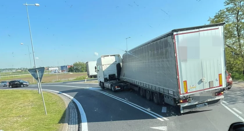 Uwaga na wjeździe na A4! Tir zgubił naczepę!