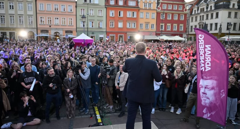 Adrian Zandberg we Wrocławiu. Tłum na placu Solnym. Dostało się Sutrykowi