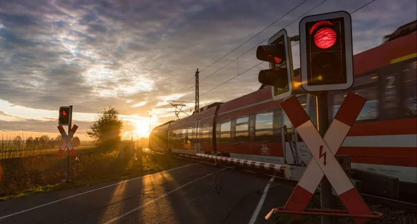 Kierowca z dziećmi utknął na przejeździe kolejowym. Wtedy nadjechał pociąg
