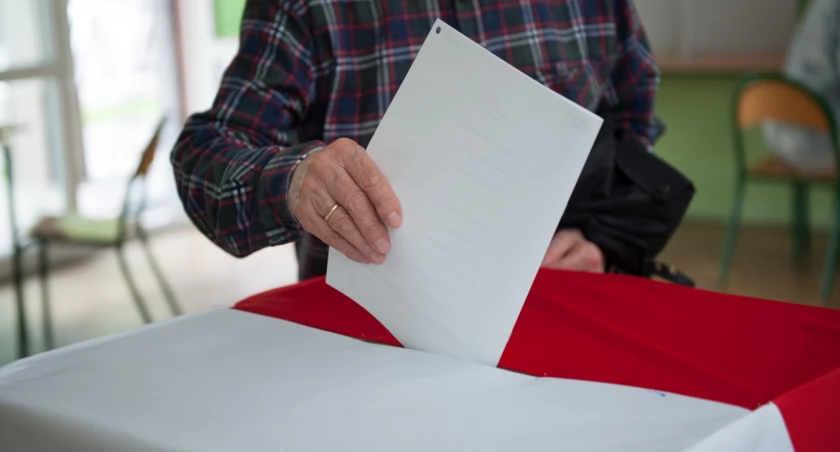 Wybory prezydenckie 18.05.2025 - jak głosować? Wszystkie ważne informacje! [KANDYDACI, GODZINY, WYNIKI]