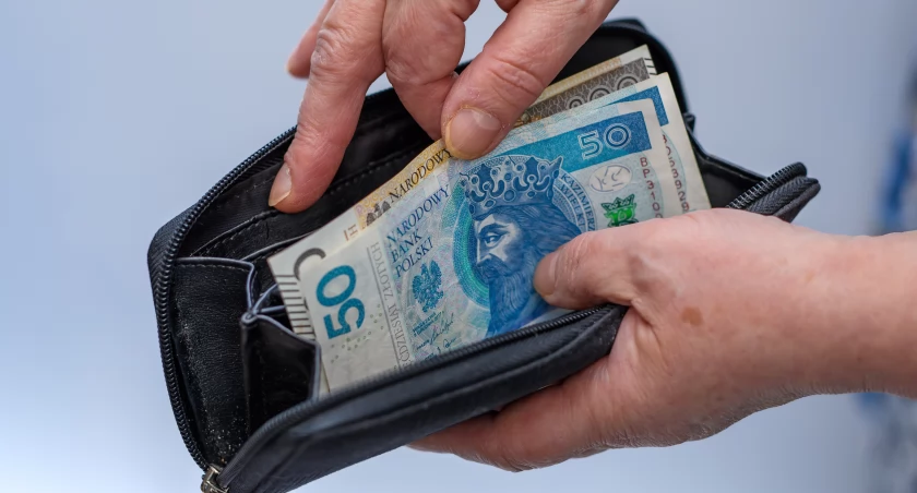 Wkrótce ruszą wypłaty ważnego świadczenia. Komu przysługuje i ile można dostać?