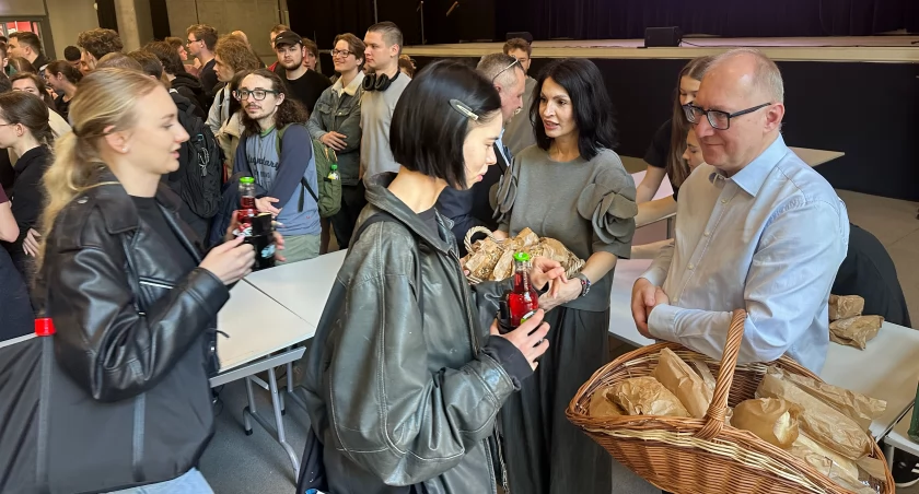 Rektor Politechniki Wrocławskiej zaprosił studentów na śniadanie