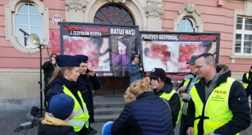 Sutryk polecił walczyć z obrazkami martwych płodów. 