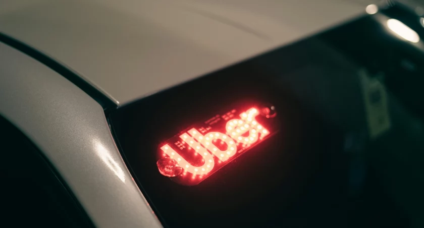 Nawet 12 tys. złotych. Tyle może zarobić kierowca Ubera we Wrocławiu. Ale jest haczyk!
