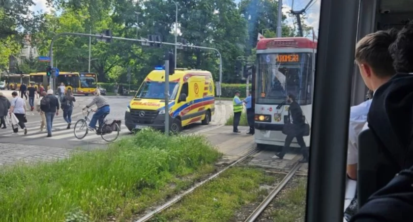 Wypadek na Powstańców Śląskich. Rowerzystka potrącona przez tramwaj 