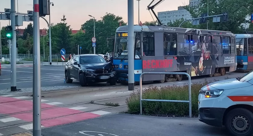 Samochód osobowy wjechał pod tramwaj. Wypadek na Wielkiej Wyspie