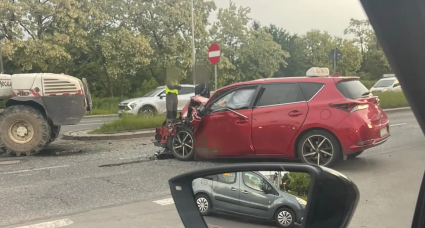Wrocław: Wypadek na al. Armii Krajowej. Taxi zderzyła się z koparką 