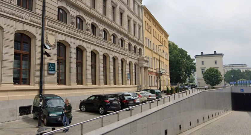 Zrobili sobie parking z placu Wolności. Hotel Marriott usłyszał ultimatum