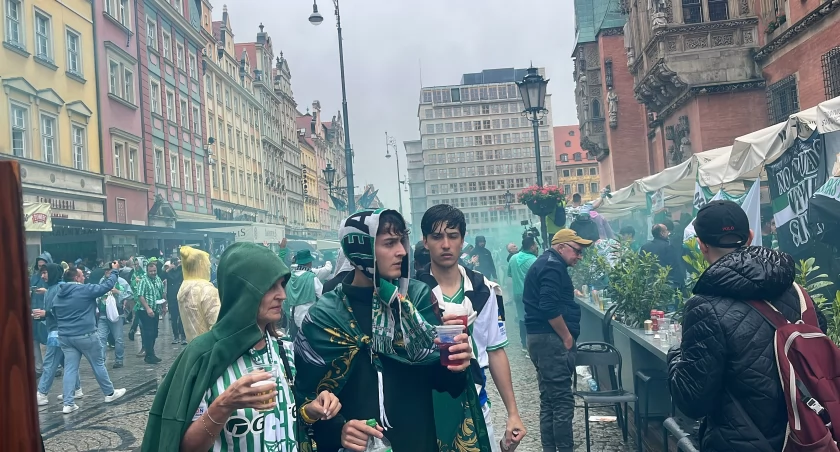 Wrocław oblężony. To był największy najazd kibiców w historii! [NA ŻYWO]