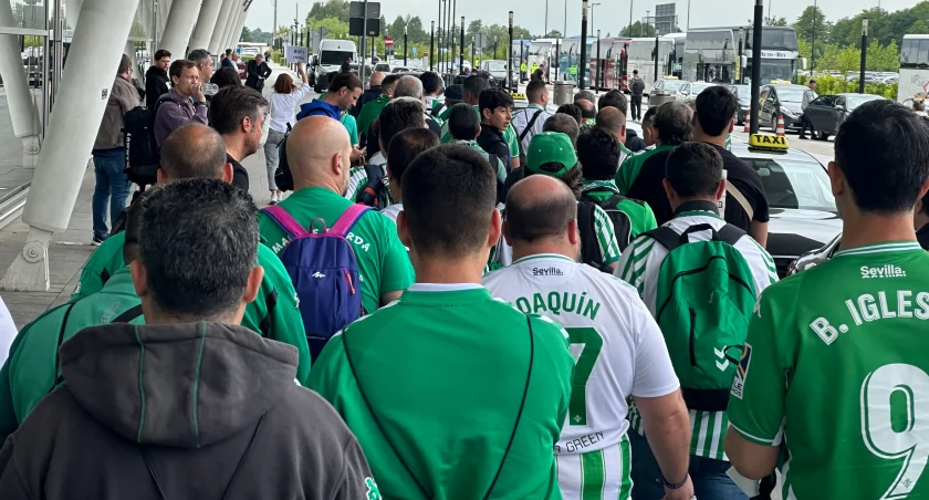 We Wrocławiu ląduje samolot za samolotem. Tysiące kibiców w drodze na stadion