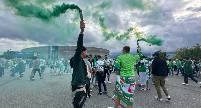 Kibice w drodze na mecz. Na stadionie było 41300 widzów!