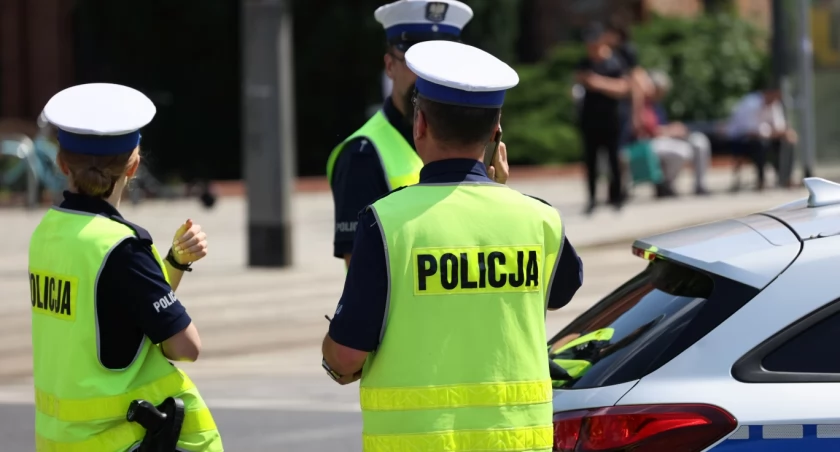 Kierowca potrącił rowerzystę i uciekł. Myślał, że to... znak drogowy