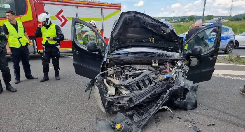 Auto wjechało pod prąd na drogę ekspresową S3. Są ranni!
