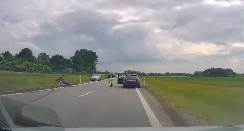 Spychali się autami ze wschodniej obwodnicy Wrocławia. Skoda skończyła w rowie, kierowca dacii uciekł